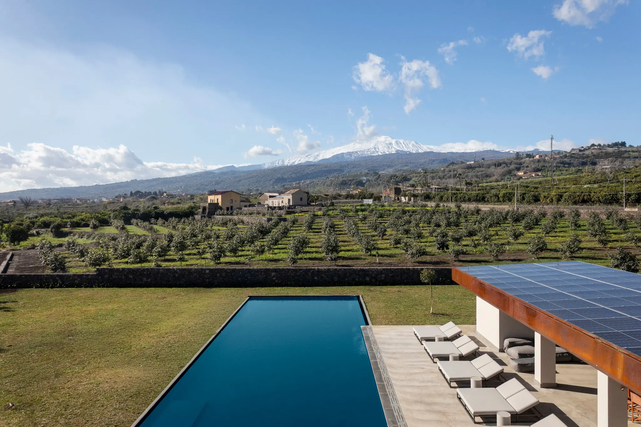 Piscina con vista sull’Etna
