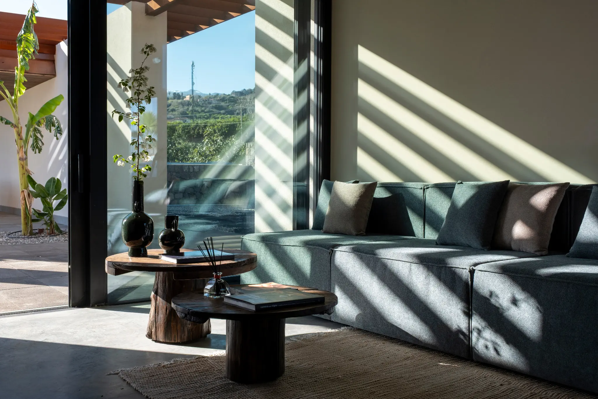 Living contemporaneo affacciato sul paesaggio