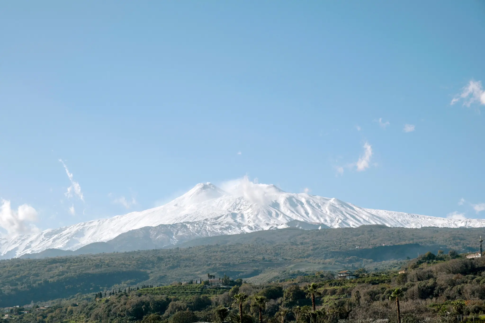 L’Etna innevato visto dalla campagna di Fiumefreddo di Sicilia