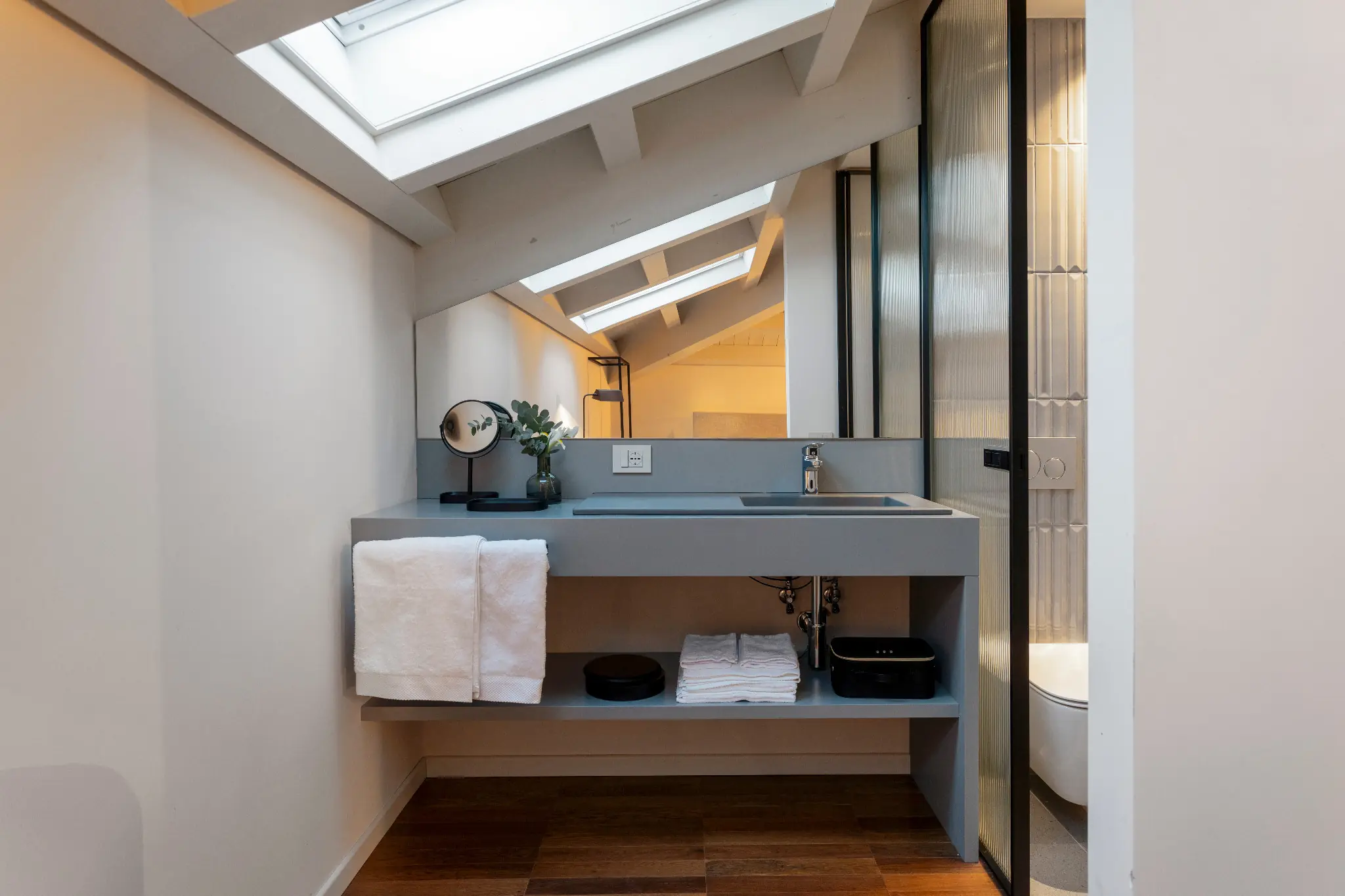 Bagno contemporaneo della villa