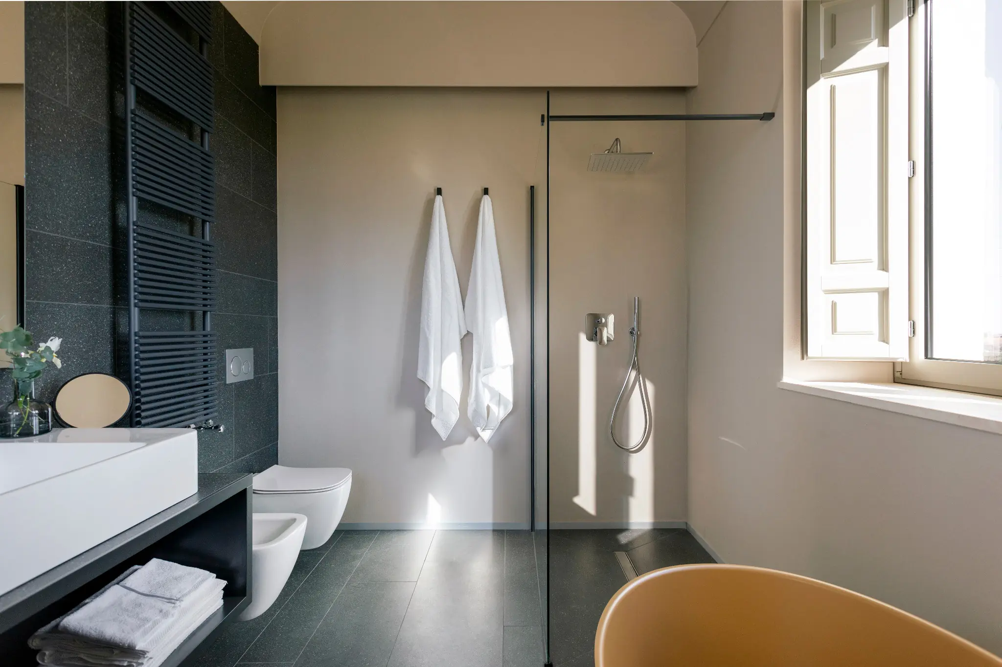 Bagno privato illuminato dalla luce naturale